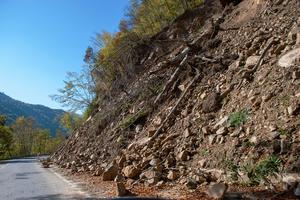 TRAGEDIJA U PLATIJAMA: Crnogorac (73) stradao kad je na njegova kola pala stena
