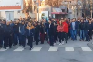 SA IKONAMA I BARJACIMA KA ĐURĐEVIM STUPOVIMA: Litije se nastavljaju u Crnoj Gori, ovako je bilo u Beranama (VIDEO)
