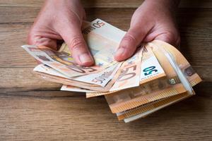 FILMSKA KRAĐA: Zamolio ženu da mu rasitni 50 evra i nestao, a kada je videla šta piše na novčanicama PAO JOJ JE MRAK NA OČI
