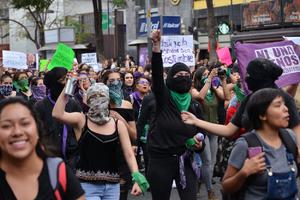 GRAĐANI MEKSIKA NA NOGAMA: Protestovali zbog ubistva devojke (25) i objavljivanja fotografije zločina! (VIDEO)