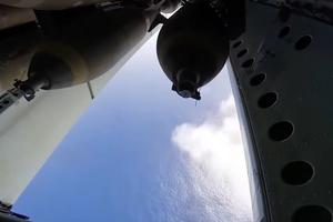 JEZIV SNIMAK BOMBARDOVANJA! Evo kako bombarder NATO pakta izručuje bombe (VIDEO)