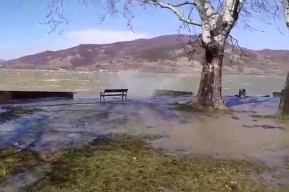 OLUJNI VETAR U DONJEM MILANOVCU NOSI SVE PRED SOBOM: Veliki talasi na Dunavu, oštećena marina i brojni objekti (VIDEO)