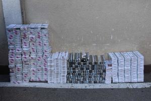 ZAPLENA U PROGORELICI KOD KRALJEVA: Mladiću (26) iz Pazara u kolima pronašli 3.201 paklicu cigareta bez akciza