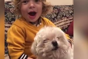 NAJBOLJI DUET KOJI ĆETE ČUTI! Preslatki dečak i njegov pas pevaju rođendansku pesmu! Oduševiće vas! (VIDEO)