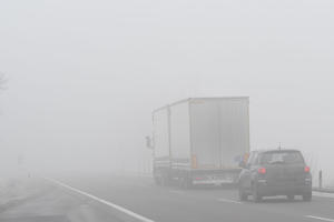 AMSS UPOZORAVA: Vozite pažljivo zbog magle! Pojačan saobraćaj