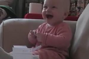 DNEVNA DOZA SMEHA! Beba se zacenjuje svaki put kada tata POCEPA PAPIR! Ovo morate videti! (VIDEO)