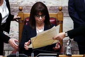 PRVA ŽENA NA ČELU GRČKE POLOŽILA ZAKLETVU: Predsednica Katerina Sakelaropolu u polupraznom parlamentu zbog korone!