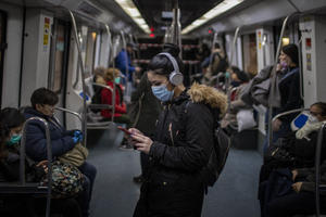 ĆUTANJE I MASKA SMANJUJU RIZIK OD KORONE: Španski naučnici predlažu da se u metrou ćuti da bi se sprečilo širenje virusa