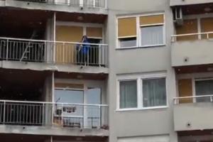 KORONA BLUZ: Riječanin svakog dana sa balkona saksofonom uveseljava komšije u izolaciji (VIDEO)