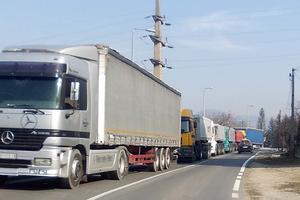 NA NAPLATNIM RAMPAMA BEZ ZADRŽAVANJA: Kamioni na graničnim prelazima čekaju do 4 sata