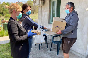 NEUMORNI: Opštinski volonteri i tokom prazničnih dana vredno delili pakete “Za život” ugroženim sugrađanima