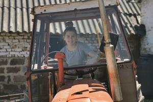 CURA I PO IZ SRCA ŠUMADIJE: Elena (16) vozi traktor kao iskusan vozač, kad završi školu biće vojnik i služiće otadžbini