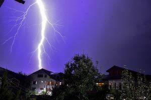 HRVATSKU OČEKUJE APOKALIPSA! Stižu jezive oluje, u Zagrebu drvo palo na automobil