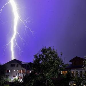 HRVATSKU OČEKUJE APOKALIPSA! Stižu jezive oluje, u Zagrebu drvo palo na