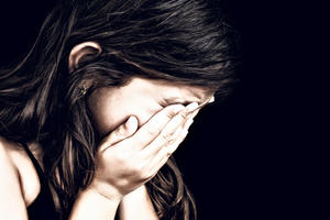 VRIŠTALA JE, PLAKALA, OPSESIVNO PRALA RUKE: Devojčicu (3) iz Novog Sada seksualno zlostavljali otac i deda?