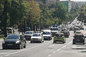 STANJE NA PUTEVIMA: Umeren broj vozila van gradova, teretnjaci na prelazu u Šidu čekaju 4 sata