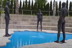 FONTANA O KOJOJ PRIČA CEO REGION: Napravljena je u obliku granice BiH, a oko nje kipovi koji "uriniraju" (VIDEO)