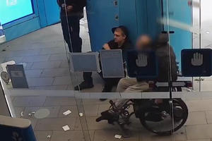 SUROVA PLJAČKA INVALIDA U SIDNEJU Muškarac u kolicima koji boluje od cerebralne paralize napadnut posle podizanja novca