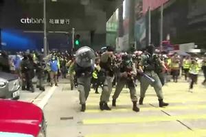NEREDI U HONGKONGU: Policija biber-sprejem rasterala demonstrante, haos zbog kineskog zakona (VIDEO)