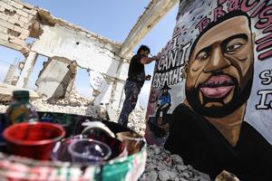 SIRIJCI ODALI POČAST DŽORDŽU FLOJDU: Osvanuo mural na zidinama Idliba, a evo koju poruku je umetnik poslao (FOTO)
