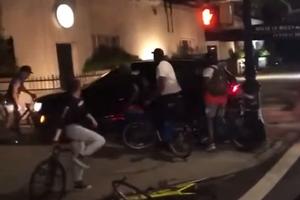AUTOM NA DEMONSTRANTE: Krenuo na posao, pa besan uleteo u masu ljudi, policija ga uhapsila (VIDEO)