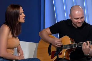 ALEKSANDRA ŽIVOJINOVIĆ ZAPEVALA UŽIVO! Uz pratnju gitare otpevala svoj veliki hit u Pulsu Srbije! (Kurir TV)
