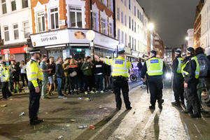 POSLEDNJA NOĆ SLOBODE U LONDONU: Policajci izašli na ulice, pabovi i restorani mogu da rade samo do 22 časa