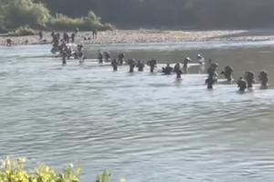 NEVEROVATNO! Oko 100 migranata pregazilo Drinu da nelegalno uđe u BiH! Nizak vodostaj im ide na ruku! (VIDEO)