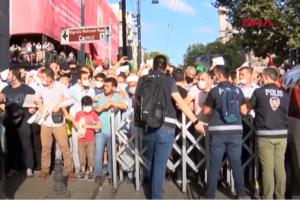 PRAVI STAMPEDO PRED AJA SOFIJOM: Gomila Turaka probila barikade i pojurila ka bogomolji (VIDEO)