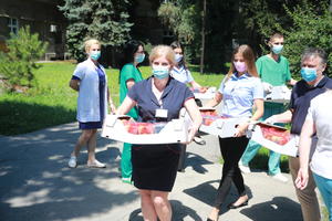 I Nele se priključio Mozzartovoj akciji - 30 tona voća za medicinare u svim kovid bolnicama u Srbiji