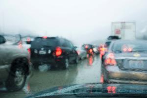 OPREZ ZBOG MOKRIH KOLOVOZA: Promenljivo vreme uz slabu kišu, evo gde je moguć usporen saobraćaj