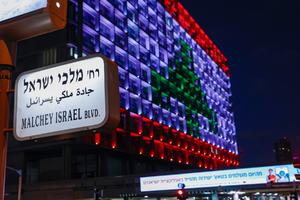 TEL AVIV U BOJAMA LIBANSKE ZASTAVE: Ljuti su neprijatelji decenijama ali pokazali solidarnost sa patnjom građana Bejruta