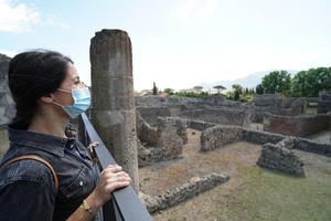 BAHATI TURISTI: Zbog selfija u Pompeji ugrozila 2.000 g. staru zgradu! Sad mora PAPRENO da plati a preti joj i zatvor!