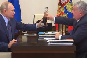 PUTIN OD ŠEFA NAFTNOG GIGANTA DOBIO NEOBIČAN POKLON: Evo kako je reagovao ruski predsednik (VIDEO)