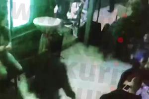 DVOJICA POLICAJACA IZMASAKRIRANA U KAFIĆU: Pogledajte uznemirujući snimak prebijanja u Sremskoj Mitrovici (KURIR TV)