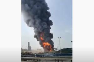 NOVA DRAMA U BEJRUTU: Izbio je požar u luci, vatra kulja na sve strane, crni dim se uzdiže u nebo iznad grada (VIDEO)