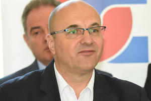 POSLANICI O PULENU VUKA JEREMIĆA: Borislav Novaković izgleda dolazi na posao iz Soluna kao što je onomad glasao iz Soluna