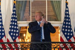 OPLELI PO TRAMPU: Pljušte kritike na račun predsednika SAD jer je skinuo masku pred novinarima po dolasku u Belu kuću (VIDEO)