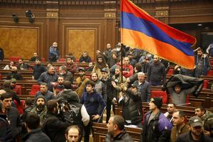NAPETO U JERMENIJI! Demonstranti čekaju poslanike, nadaju se da će ukinuti odluku o Nagorno-Karabahu: Dođite i radite svoj posao!
