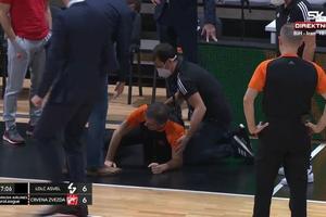 ARBITAR POSLE KLIZEĆEG STARTA UDARIO GLAVOM O PARKET: Košarkaš Asvela se zaleteo na košarkaša Zvezde, a pokupio sudiju! VIDEO