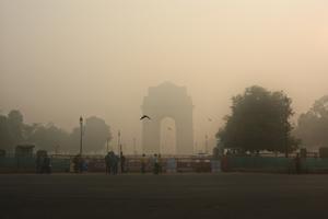 DVOSTRUKA ZDRAVSTVENA KRIZA U INDIJI: Vazduh u Nju Delhiju je izuzetno zagađen, mogao bi da zakomplikuje borbu protiv korone VIDEO