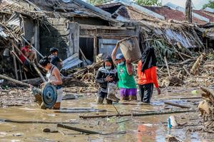 TAJFUN VAMKO OPUSTOŠIO FILIPINE: Poginulo 53 ljudi, mulj prekrio sela oko prestonice, zbog poplava meštani bežali na krovove kuća