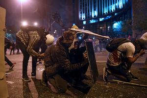 DRAMATIČNI PRIZORI IZ PERUA: Nemiri 4. noć zaredom, sukobi između demonstranata i policije! 27 ljudi povređeno na protestima VIDEO