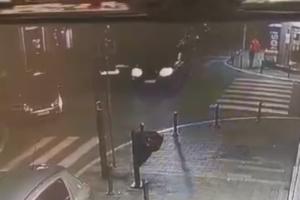 JEZIV SNIMAK SUDARA SA SIGURNOSNE KAMERE U KRALJEVU: Kombi se zakucao u džip i PREVRNUO GA u centru grada (VIDEO)