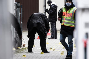 MAFIJAŠKI OBRAČUN! REŠETANJE U CENTRU BERLINA: Trojica ranjenih nađeni u ulazu, četvrti u kanalu! Žrtve i počinioci iz iste bande!