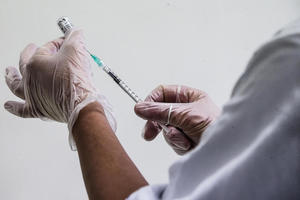 AMERIKA VIŠE NE ČUVA VAKCINE PROTIV KORONE ZA DRUGU DOZU: Pokušaće da odmah vakcinišu što više ljudi