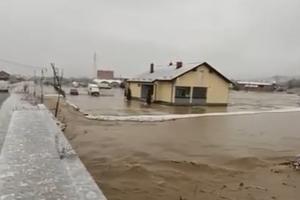 KATASTROFA NA KOSMETU: Đakovica se evakuiše, situacija kritična u Mališevu i selu Drenovica, odroni na auto-putu i poplave VIDEO