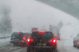 TEŠKO PROHODNA OBILAZNICA OKO ČAČKA: Formirana kolona dugačka oko kilometar, sneg dodatno otežava saobraćaj