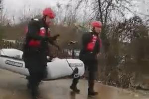VATROGASCI SPASILI BOLESNU BAKU: Bila je zarobljena sa porodicom u poplavljenoj kući u Žitorađi, situacija i dalje vanredna(VIDEO)