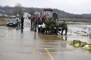 VOJSKA NA JUGU SRBIJE: Pomoć stanovništvu u poplavljenim područjima Leskovca, Žitorađe i Vlasotinca